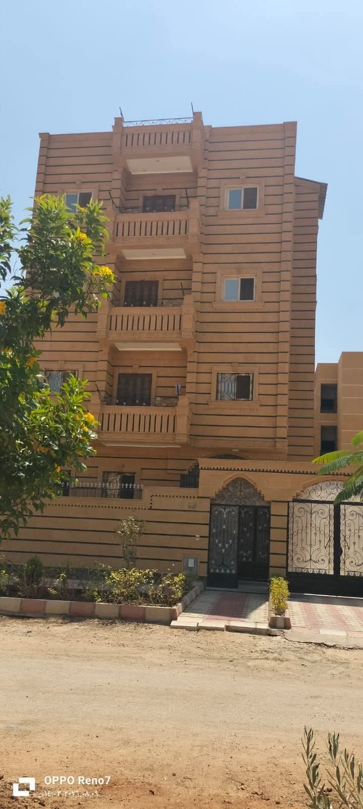 للبيع منزل واجهه بحري على مسطح اخضر كبير مساحه 276 متر بالحي 15 مجاوره 98 اربع ادوار تشطيب خارجي بالكامل