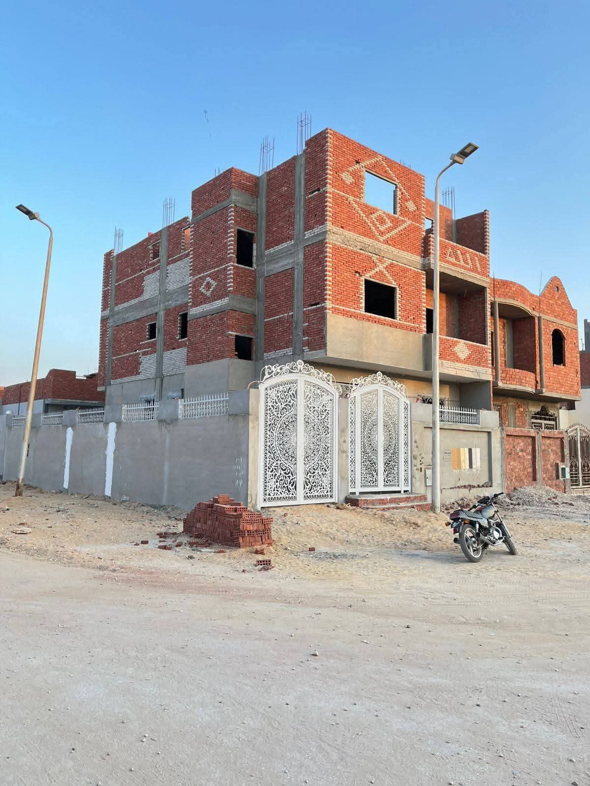 بيت للبيع بالحي 28 مجاوره 4 واجهه مفتوحه علي مسطح أخضر 3 ادوار