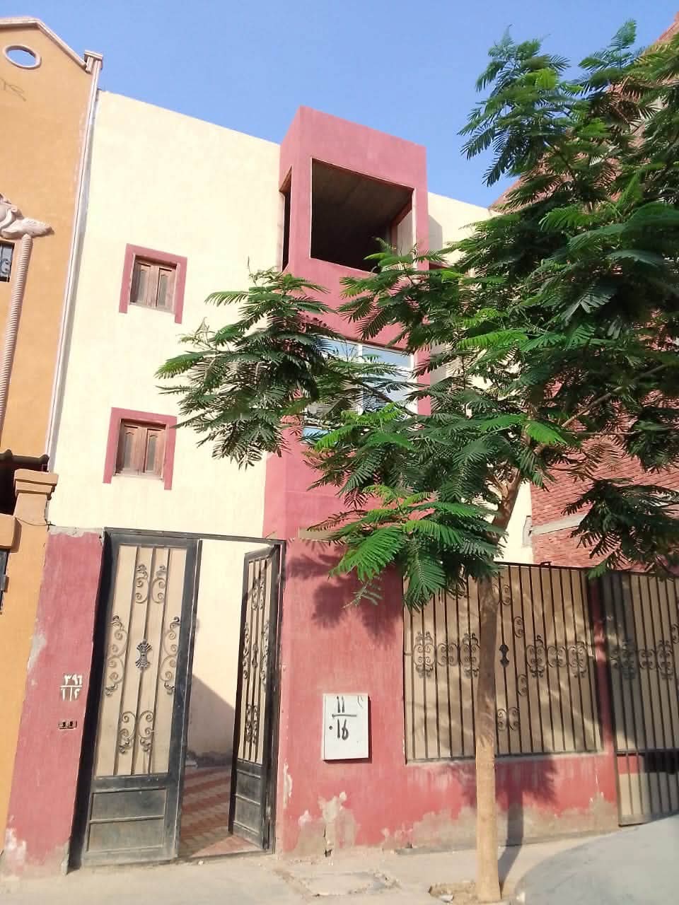 للييع منزل بالحي 14 ثلاث ادوار مساحه 150 متر ومبني علي 75 متر به جميع العدادات