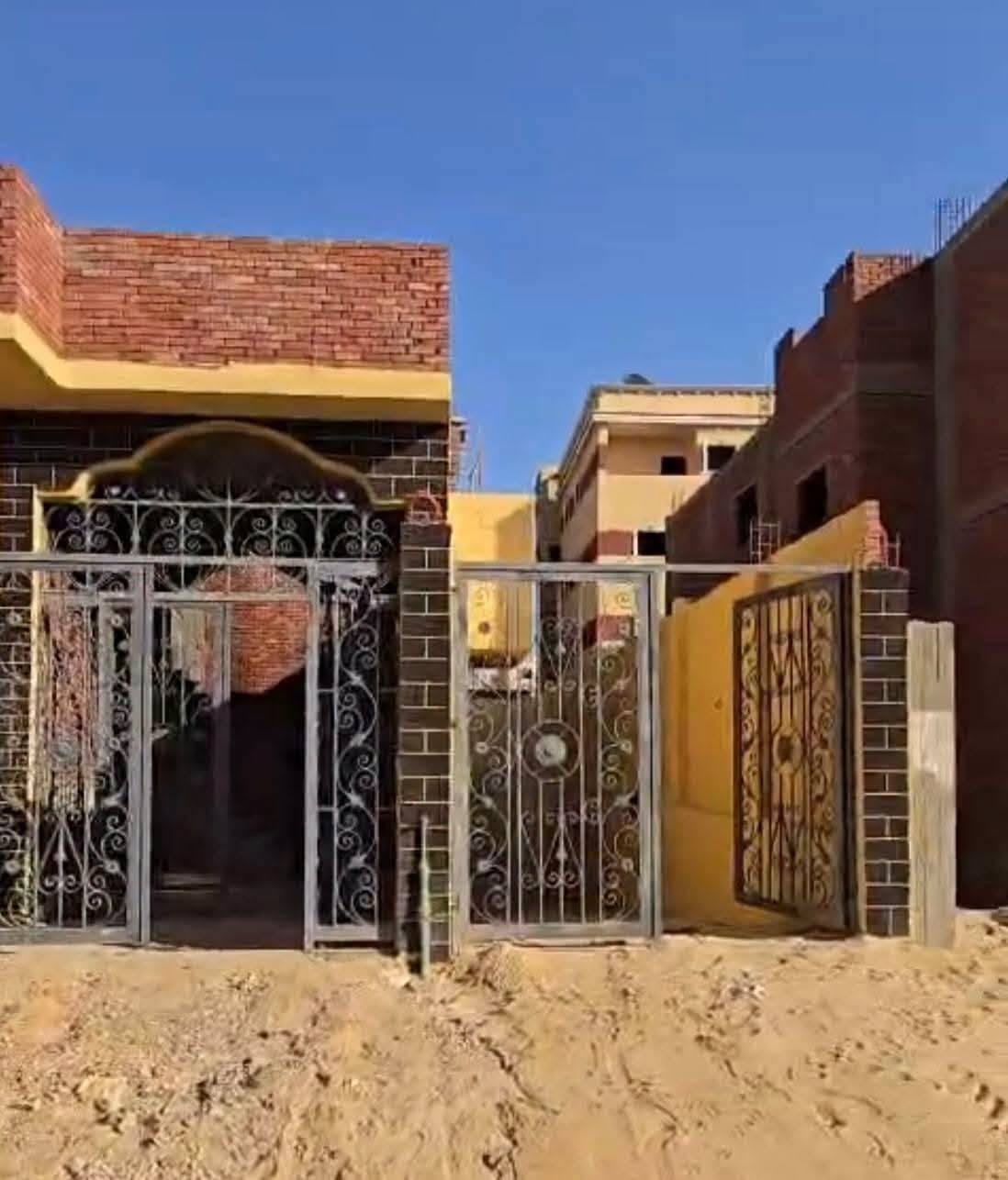 للبيع منزل مميز بالحي 13  الحي اليوناني مجاورة 87 مساحه 276م  بدروم + دور أرضي واجهه مميزه