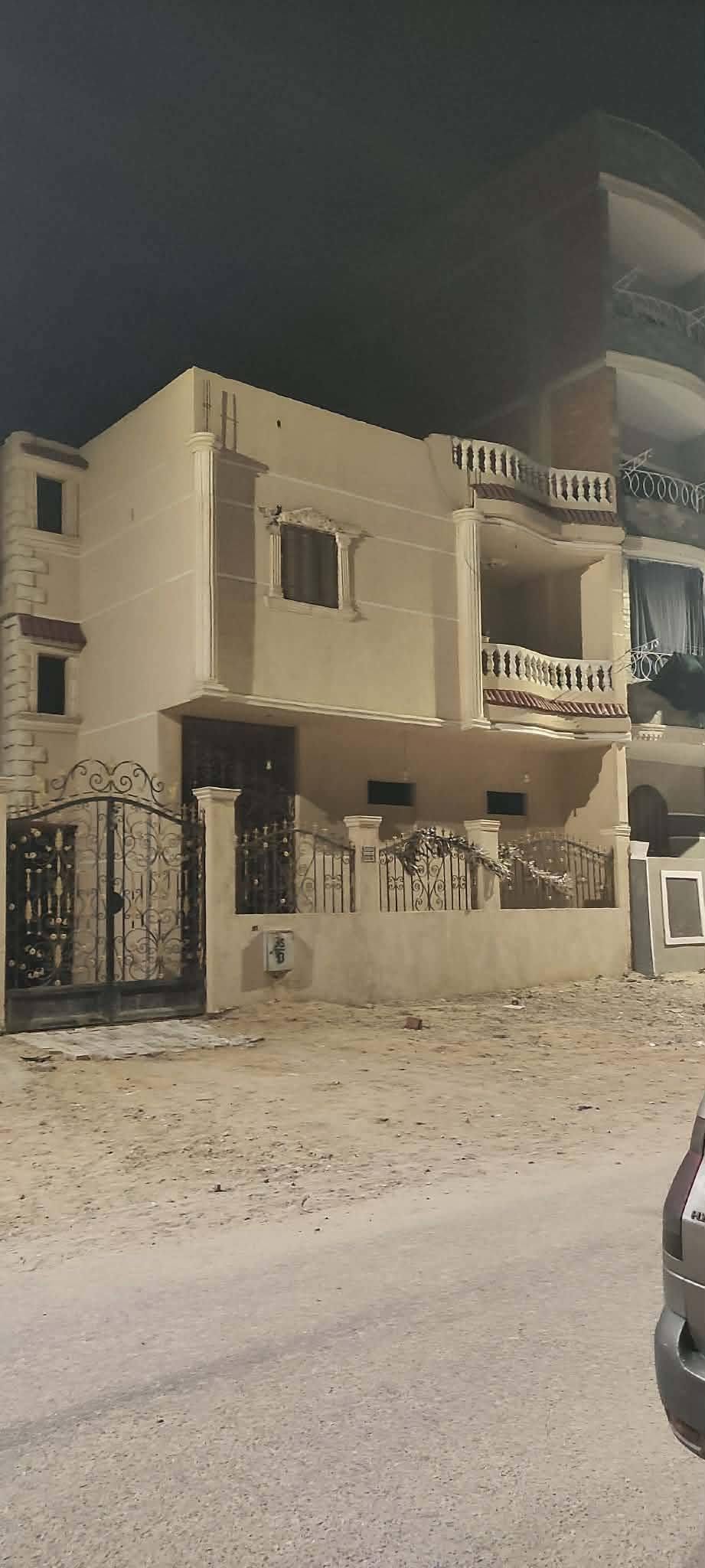 للبيع منزل مساحه 209 متر مجاوره 80 دورين قريب من الموقف الجديد