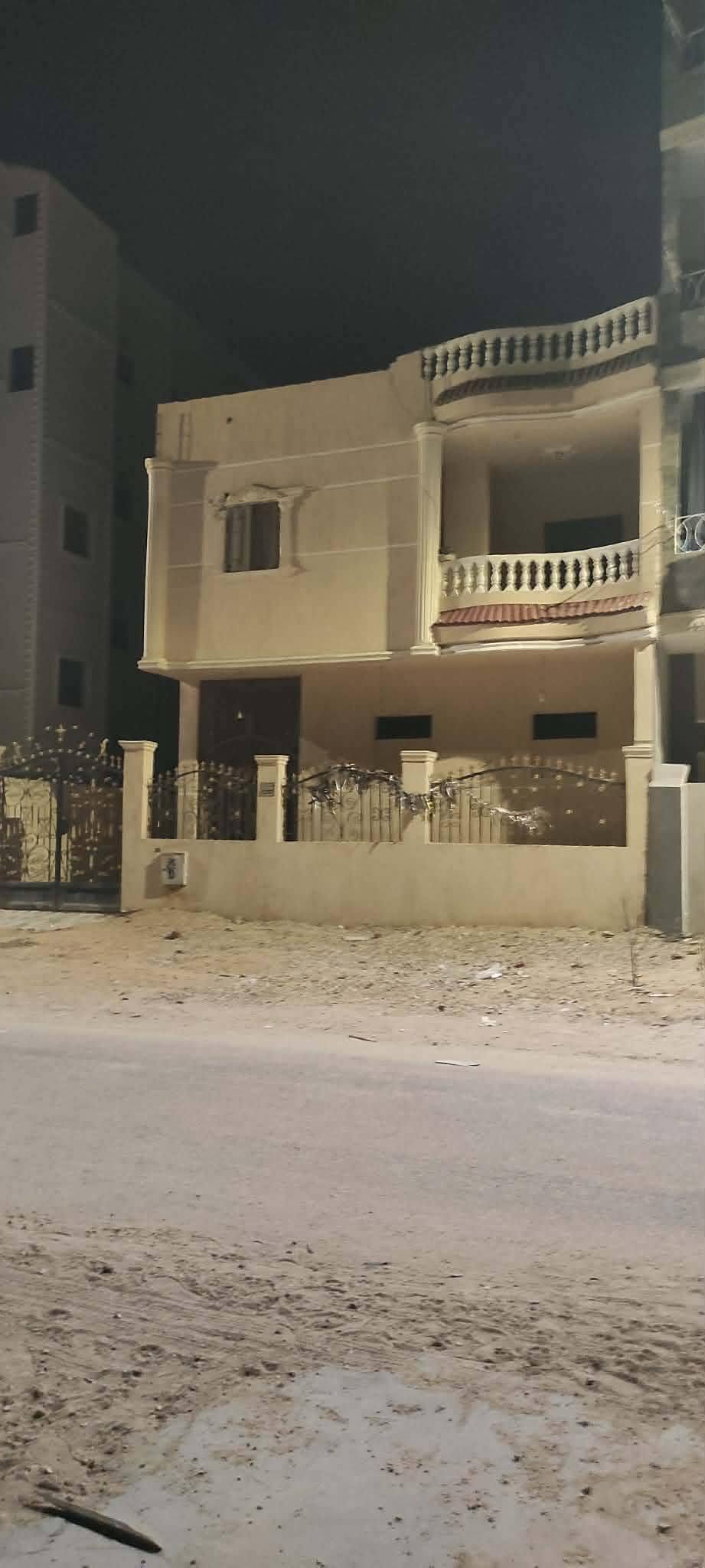 للبيع منزل مساحه 209 متر مجاوره 80 دورين قريب من الموقف الجديد