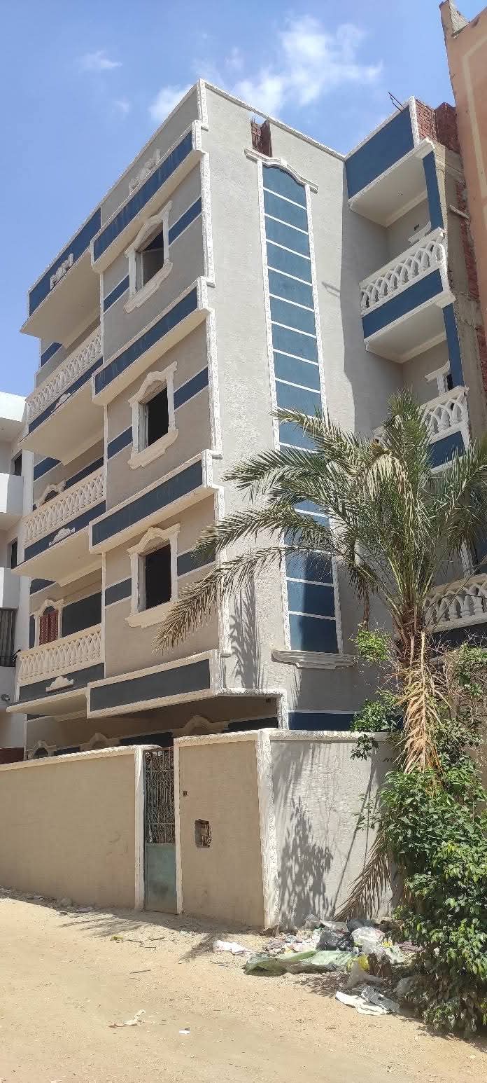للبيع منزل مساحه. 250  متر مجاوره 12  واجهتين  اربع ادوار