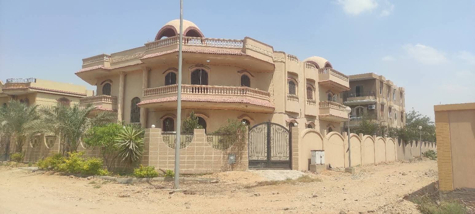 للبيع نص فيلا  مجاورة 73 مساحه 400م متشطبه بالكامل وقريبه جدا من الموقف الجديد