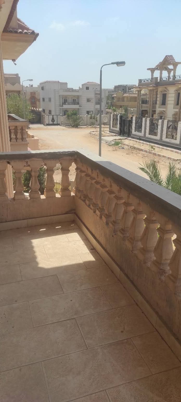 للبيع نص فيلا  مجاورة 73 مساحه 400م متشطبه بالكامل وقريبه جدا من الموقف الجديد