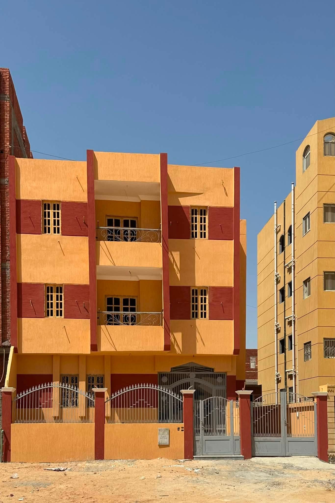 بيت مميز للبيع في مدينة العاشر من رمضان  الحي 32  مجاورة 1 مساحة 276م  واجهه وتشطيب  داخلي