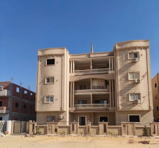 شقة للبيع موقع مميز جداً  مجاورة 81 الحي 13 نص تشطيب