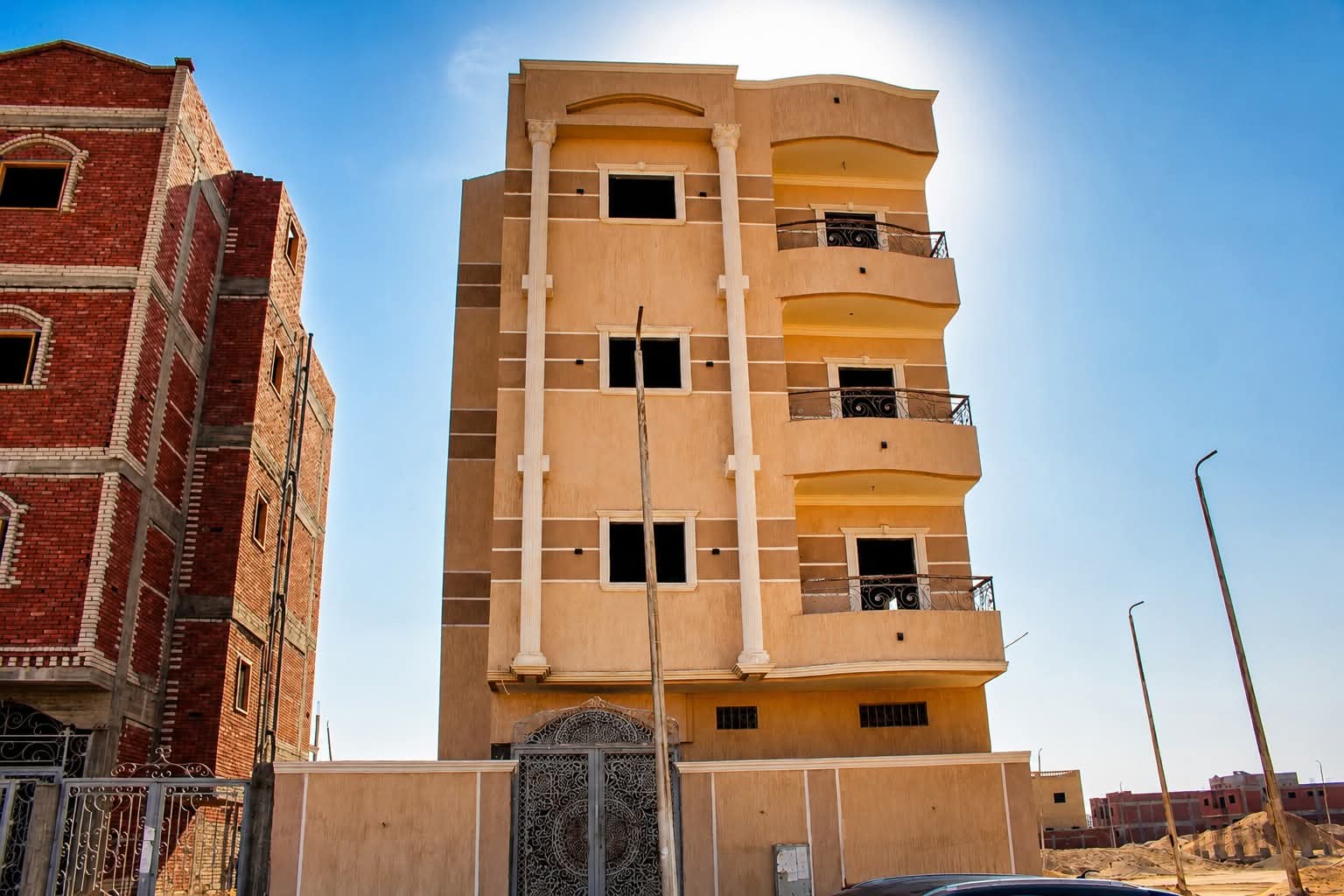 للبيع بيت بالحي 25 مجاوره 2 مساحه 209م ثلاث ادوار نصف تشطيب من الداخل