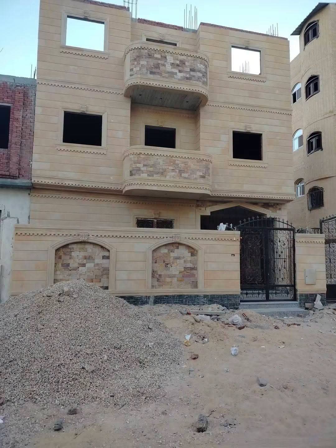 بيت للبيع في الحي الـ15  مجاورة 99 مكون من دورين والثالث علي السطح ..واجهه حجر فرعوني