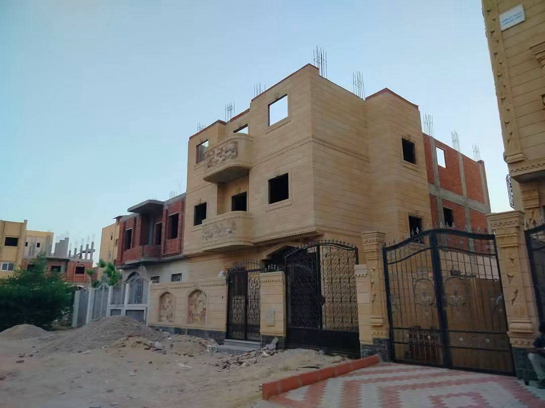 بيت للبيع في الحي الـ15  مجاورة 99 مكون من دورين والثالث علي السطح ..واجهه حجر فرعوني