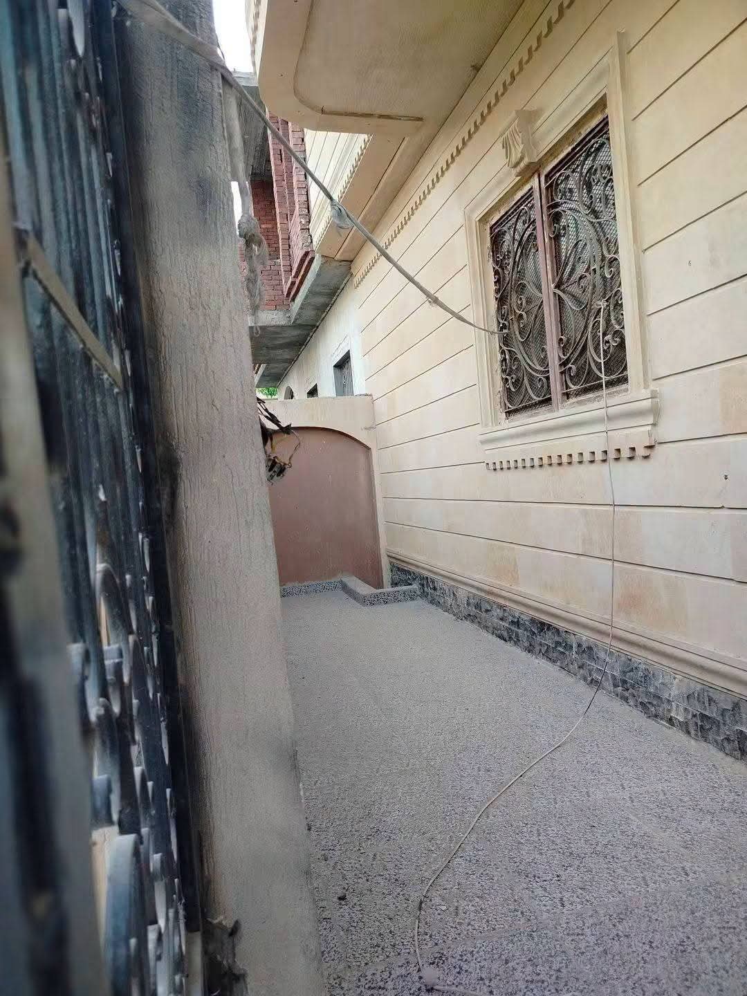 بيت للبيع في الحي الـ15  مجاورة 99 مكون من دورين والثالث علي السطح ..واجهه حجر فرعوني
