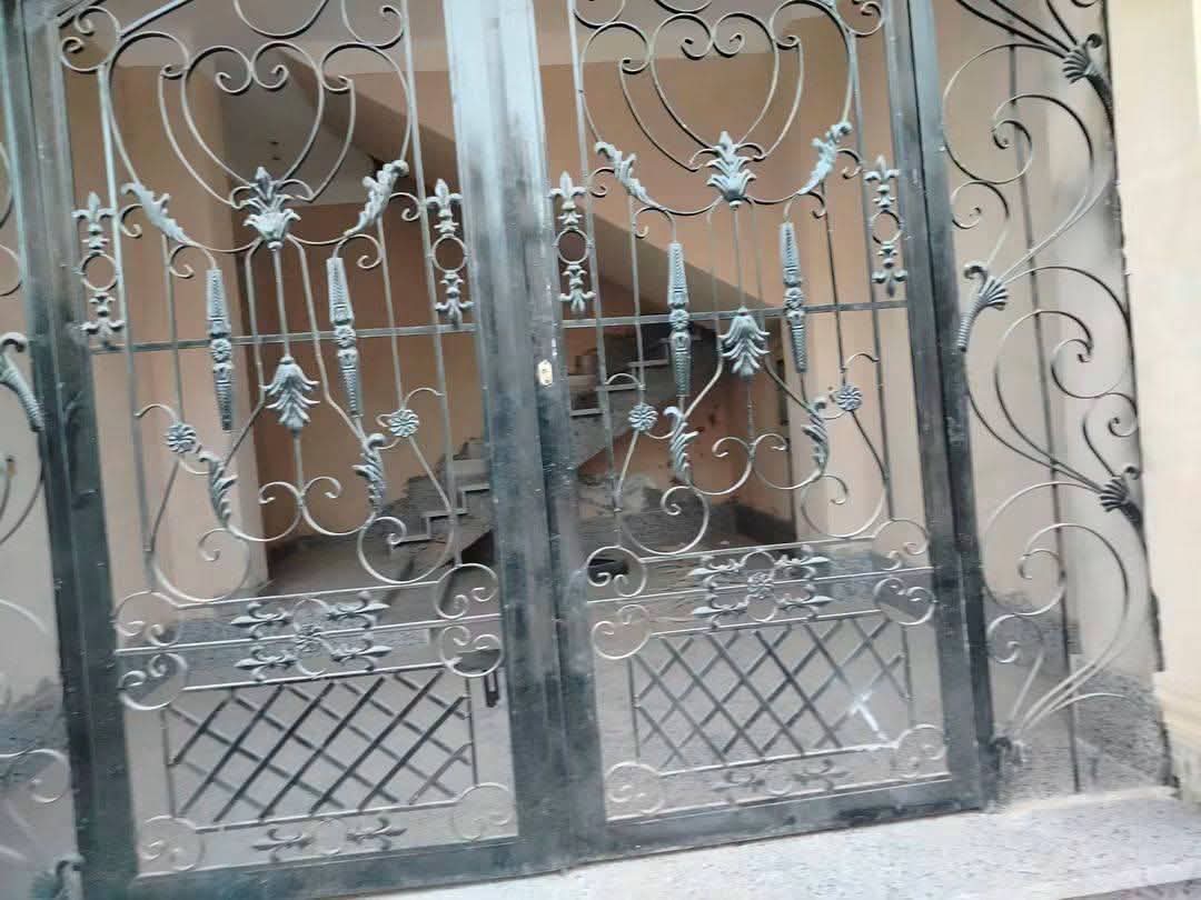 بيت للبيع في الحي الـ15  مجاورة 99 مكون من دورين والثالث علي السطح ..واجهه حجر فرعوني