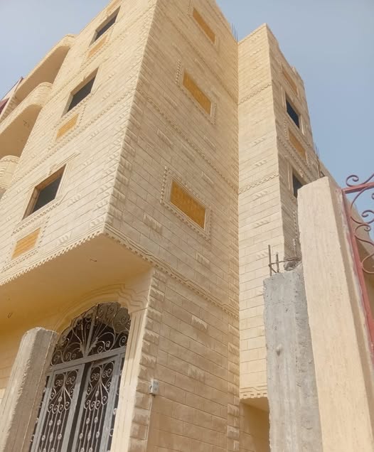 بيت للبيع في الحي ١١مجاوره 79مساحه 209م موقع ممتاز