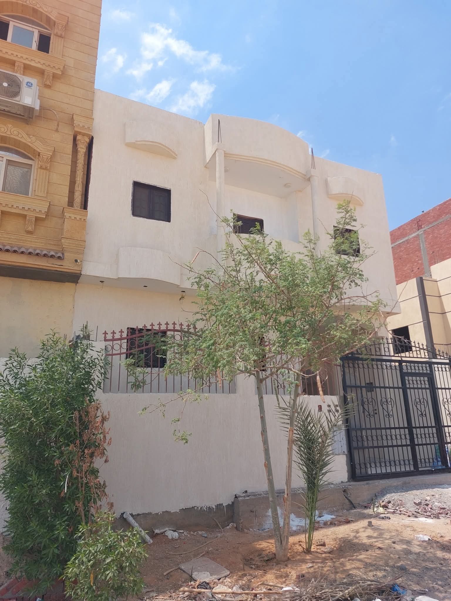 للبيــــع بيت في أفضل المواقع الحي30 المجاورة 2 المساحة276م بدروم ودورين تشطيب لوكس