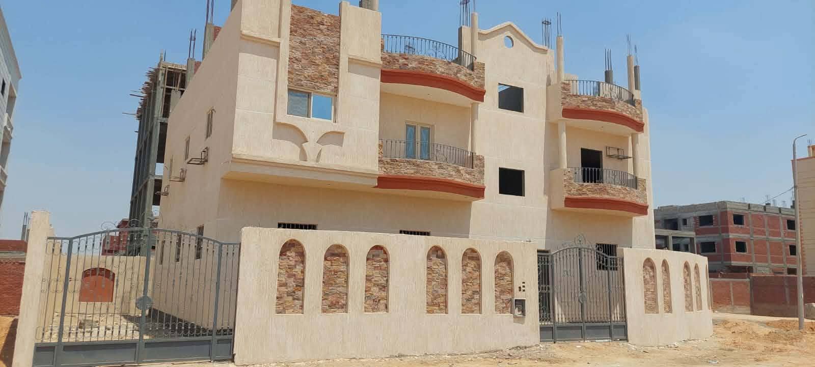 فيلا للبيع الحى 26 مجاورة 2  مساحه 525 متر دورين والدور الثالث عمدان موقع مميز