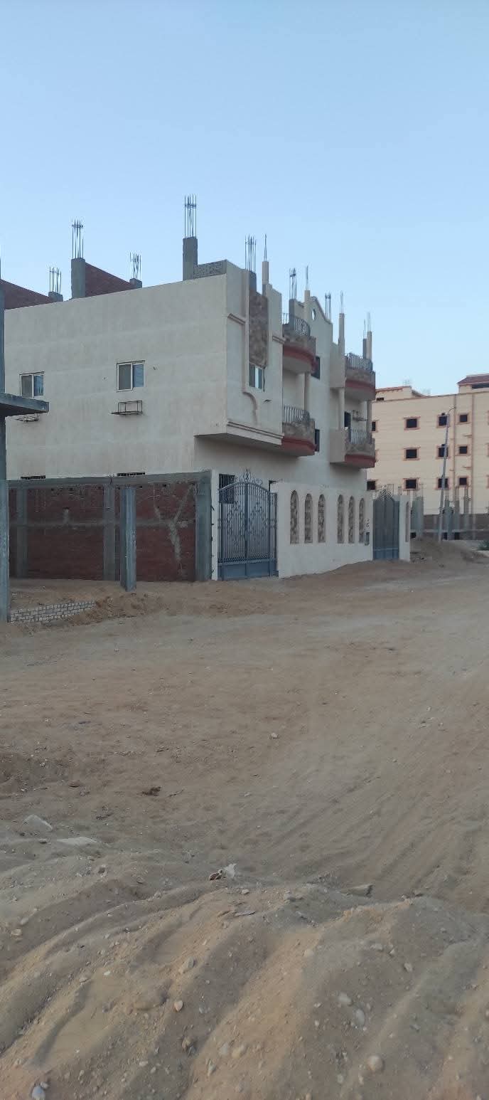 فيلا للبيع الحى 26 مجاورة 2  مساحه 525 متر دورين والدور الثالث عمدان موقع مميز