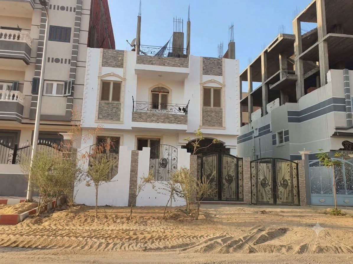 للبيع بيت بالحي 15 مجاوره 98مساحه 276م دورين تشطيب سوبر لوكس مع اعمده الثالث