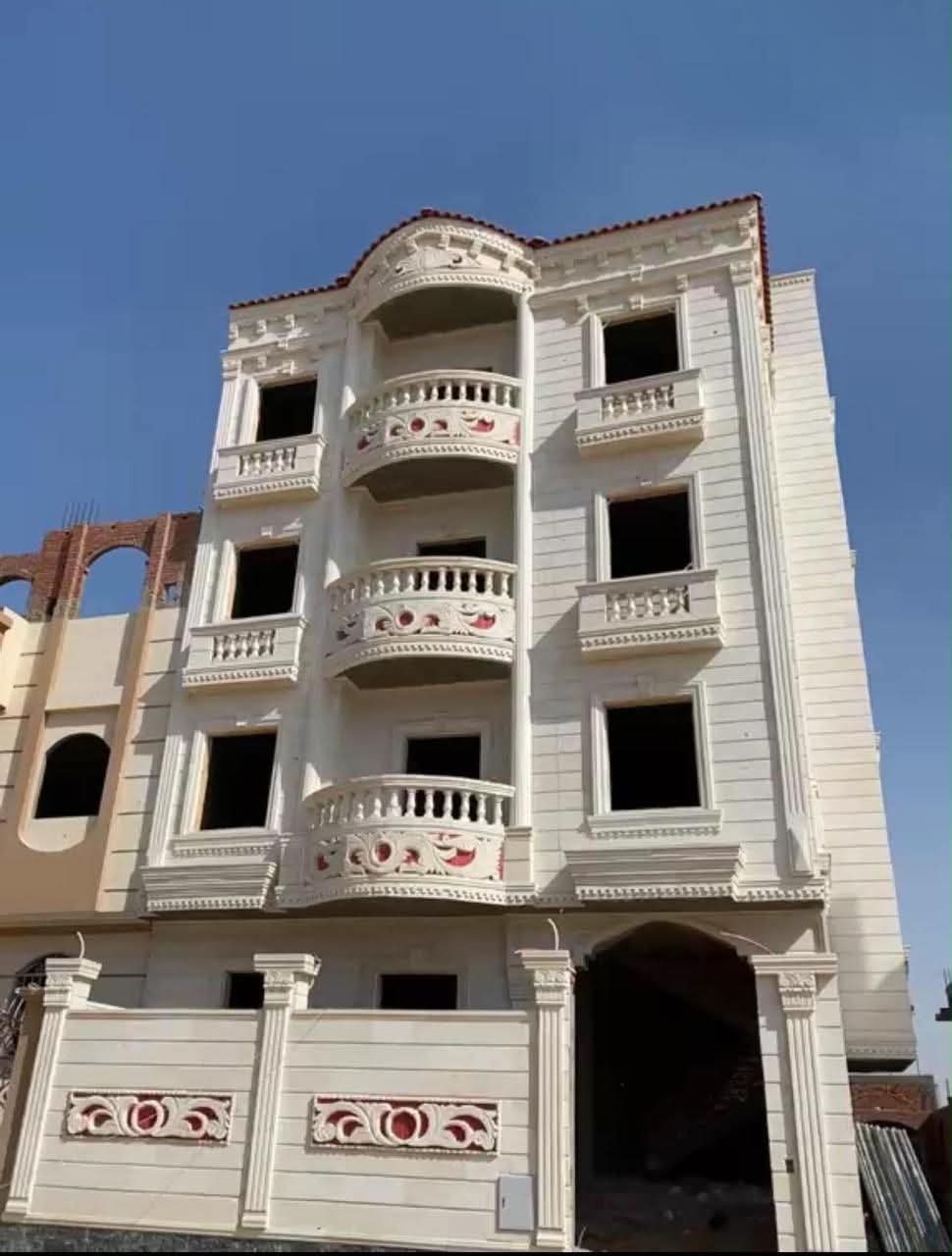 بيت للبيع العاشر من رمضان الحي 28 مجاوره 2 مساحه 276م أربع أدوار و بدروم واجهه متشطبه
