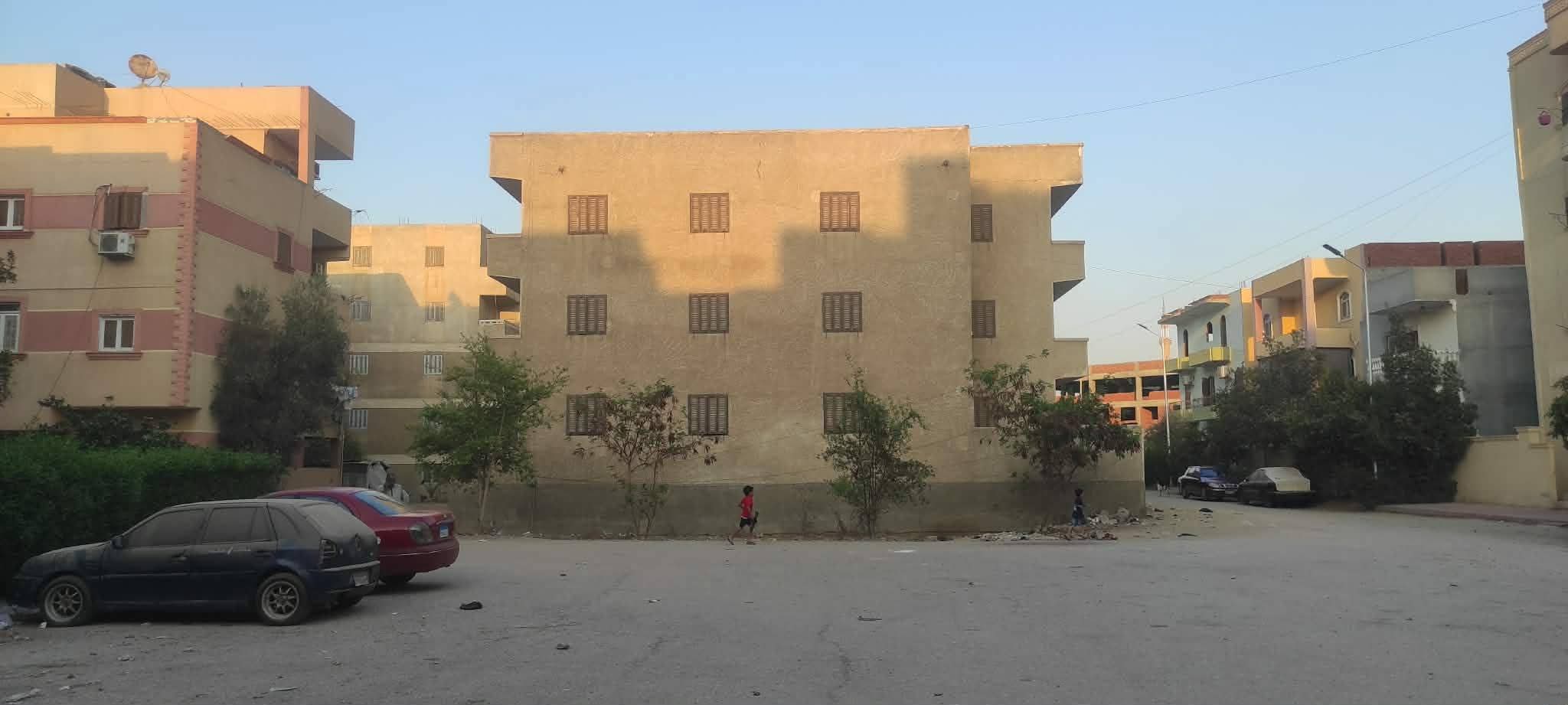 للبيع منزل بالمجاورة   16 مساحه 250 متر ثلاث أدوار ثلاث وجهات