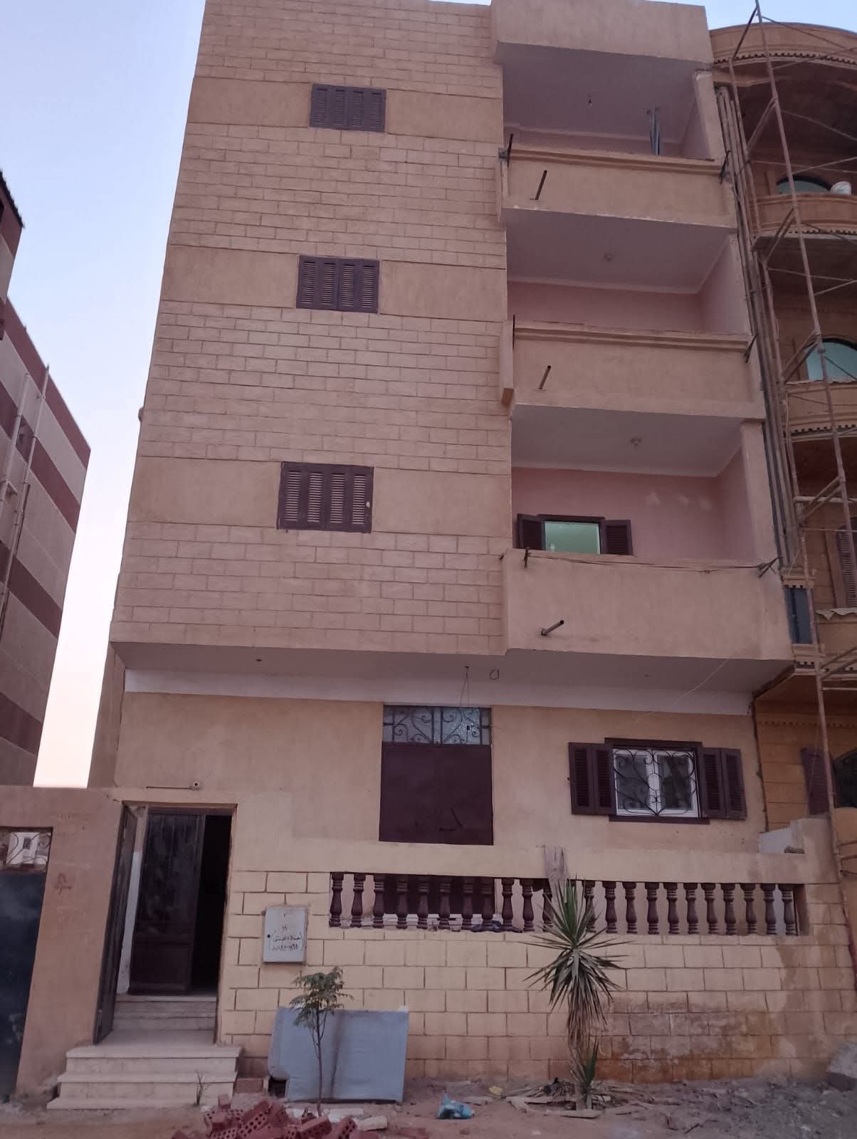 بيت للبيع ف الحي ال 11 مسلحه 209 متر بدروم وأربع أدوار