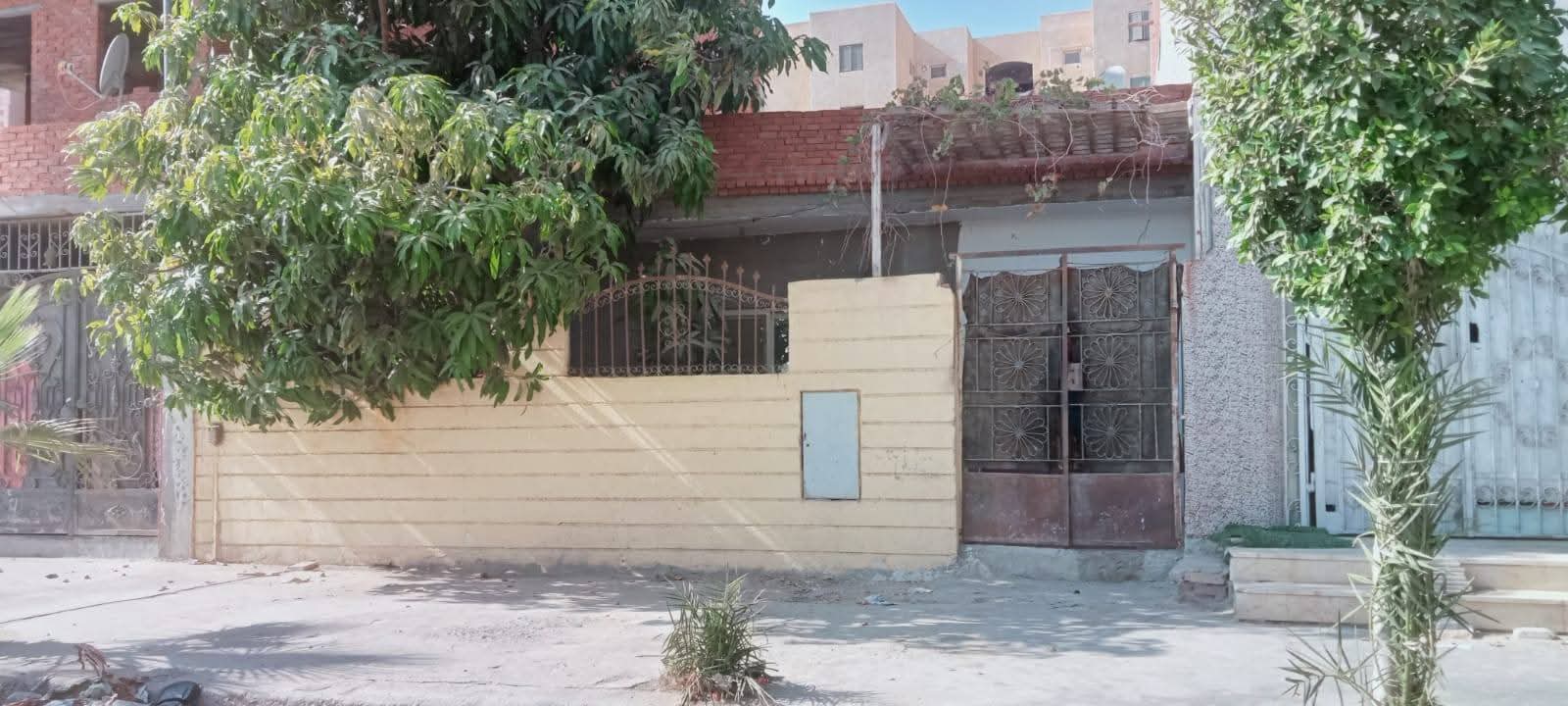 للبيع منزل في الحي ال 12 مساحه 150 متر دور واحد وثلاث محلات