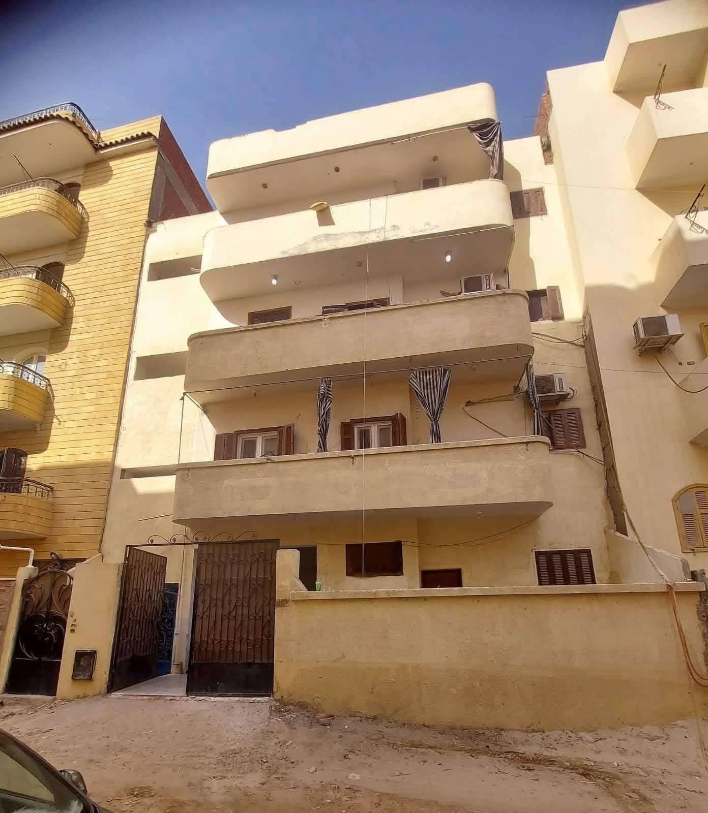 للبيع منزل مساحه  190 متر مجاوره 12 اربع ادوار ثاني نمره من الطريق الرئيسي