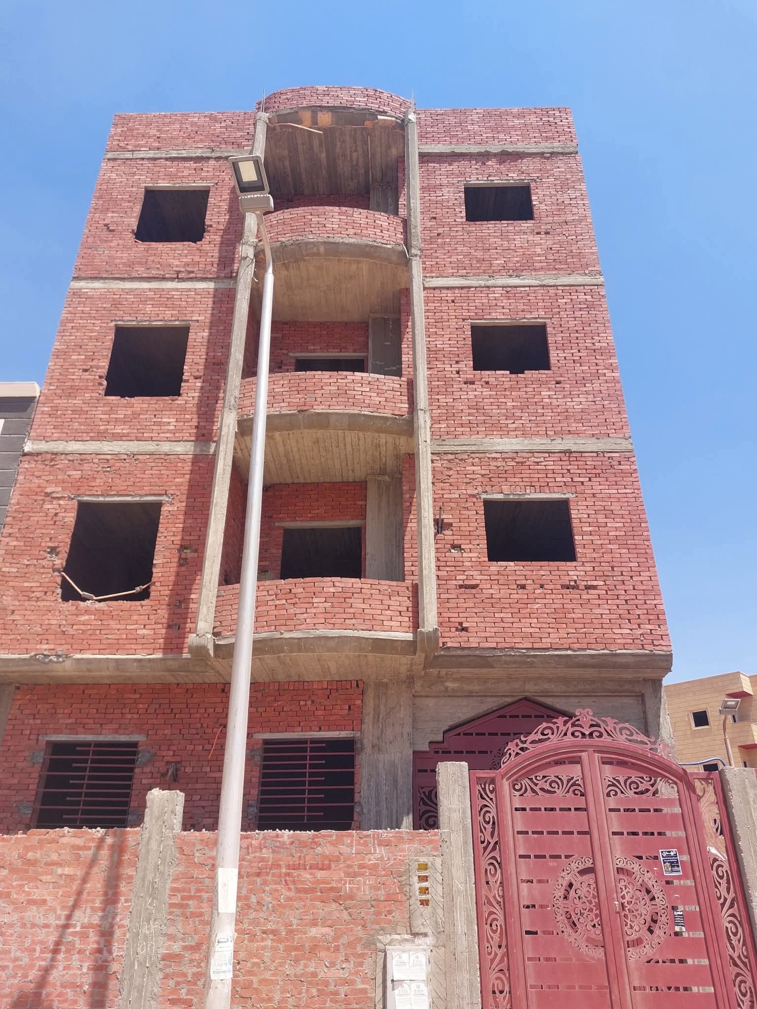 للبيــــع بيت بالحي 28 المجاوره 1 مساحه 276 م ناصيه علي مسطح أخضر  بدروم واربع أدوار موقع مميز جدا