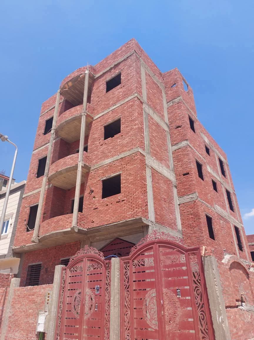 للبيــــع بيت بالحي 28 المجاوره 1 مساحه 276 م ناصيه علي مسطح أخضر  بدروم واربع أدوار موقع مميز جدا