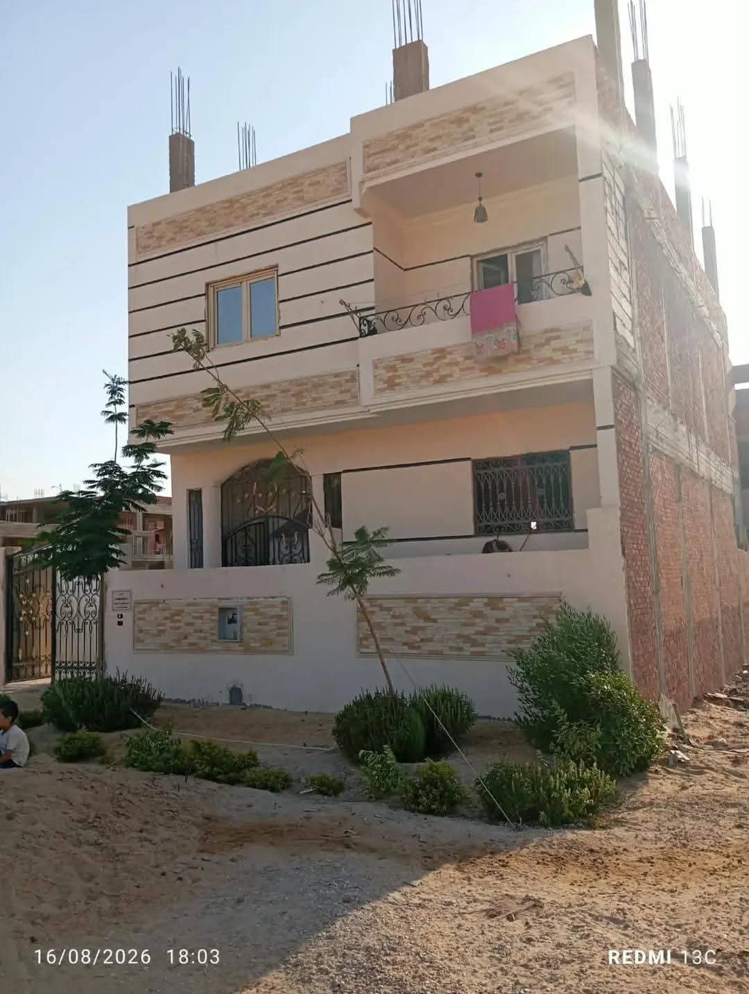 بيت للبيع بمدينة العاشر من رمضان  الحي 24 فاصل مجاورات مساحه الأرض 209م بدروم مخفي مع دورين