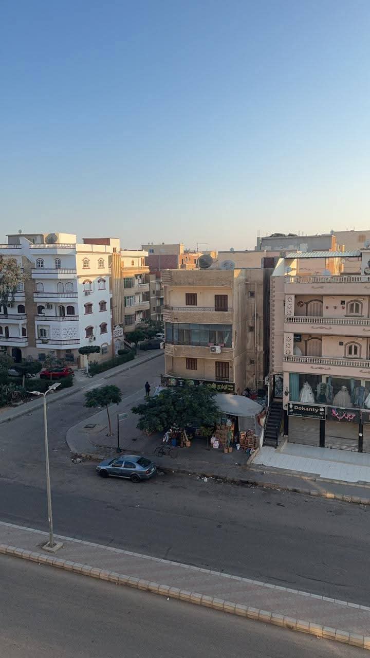شقة للبيع في المجاورة السابعة مساحه 155متر دور أخير مبني فوقها روف