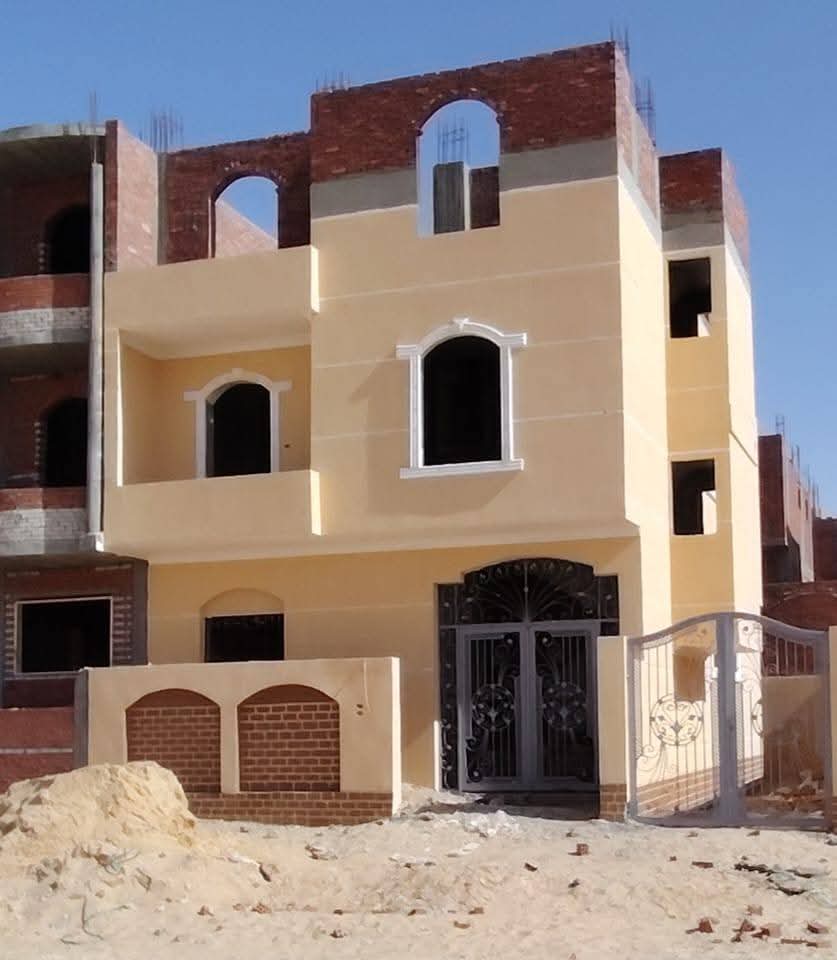 للبيع بالعاشر من رمضان منزل بالحي ٣٢ مجاوره ٤ مساحه ٢٠٩م دورين والتالت علي السقف