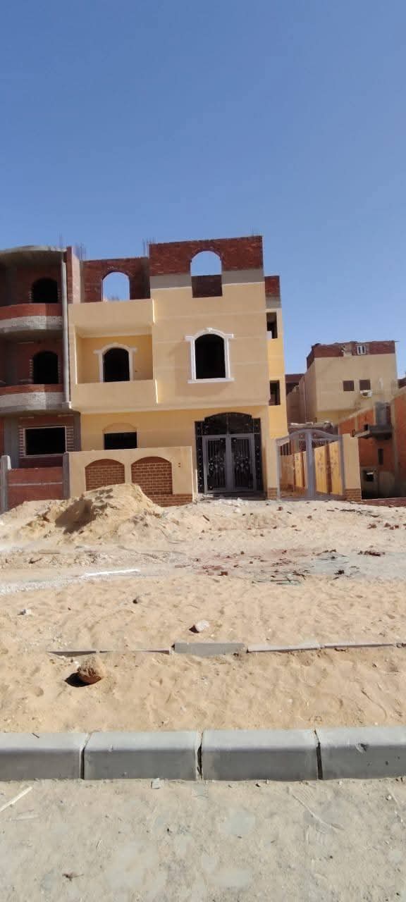 للبيع بالعاشر من رمضان منزل بالحي ٣٢ مجاوره ٤ مساحه ٢٠٩م دورين والتالت علي السقف