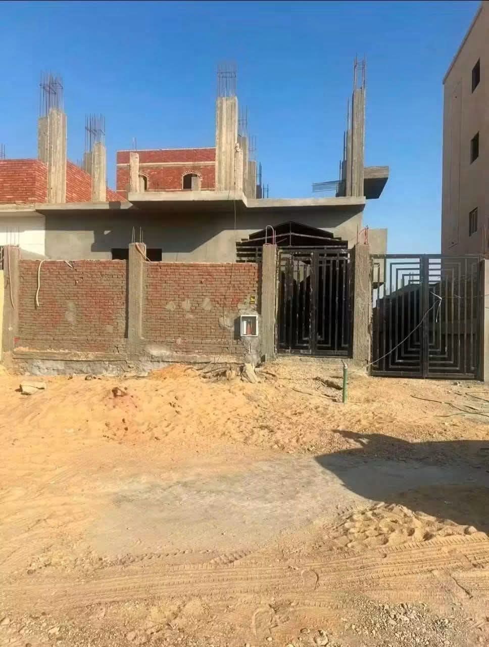 للبيع منزل في حي 28 مجاوره2  مساحه 276 بدروم محاره تأسيس  كهرباء