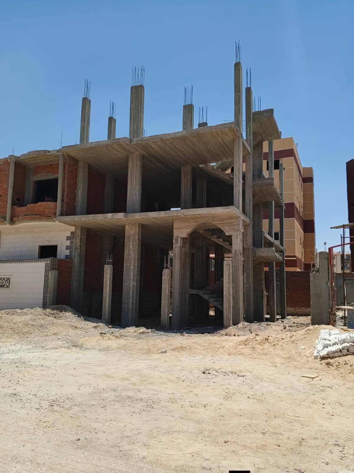 بيت للبيع في مدينه العاشر من رمضان الحي 29 مجاوره 1 مساحه 209م دورين وعمدان الثالث خرسانه