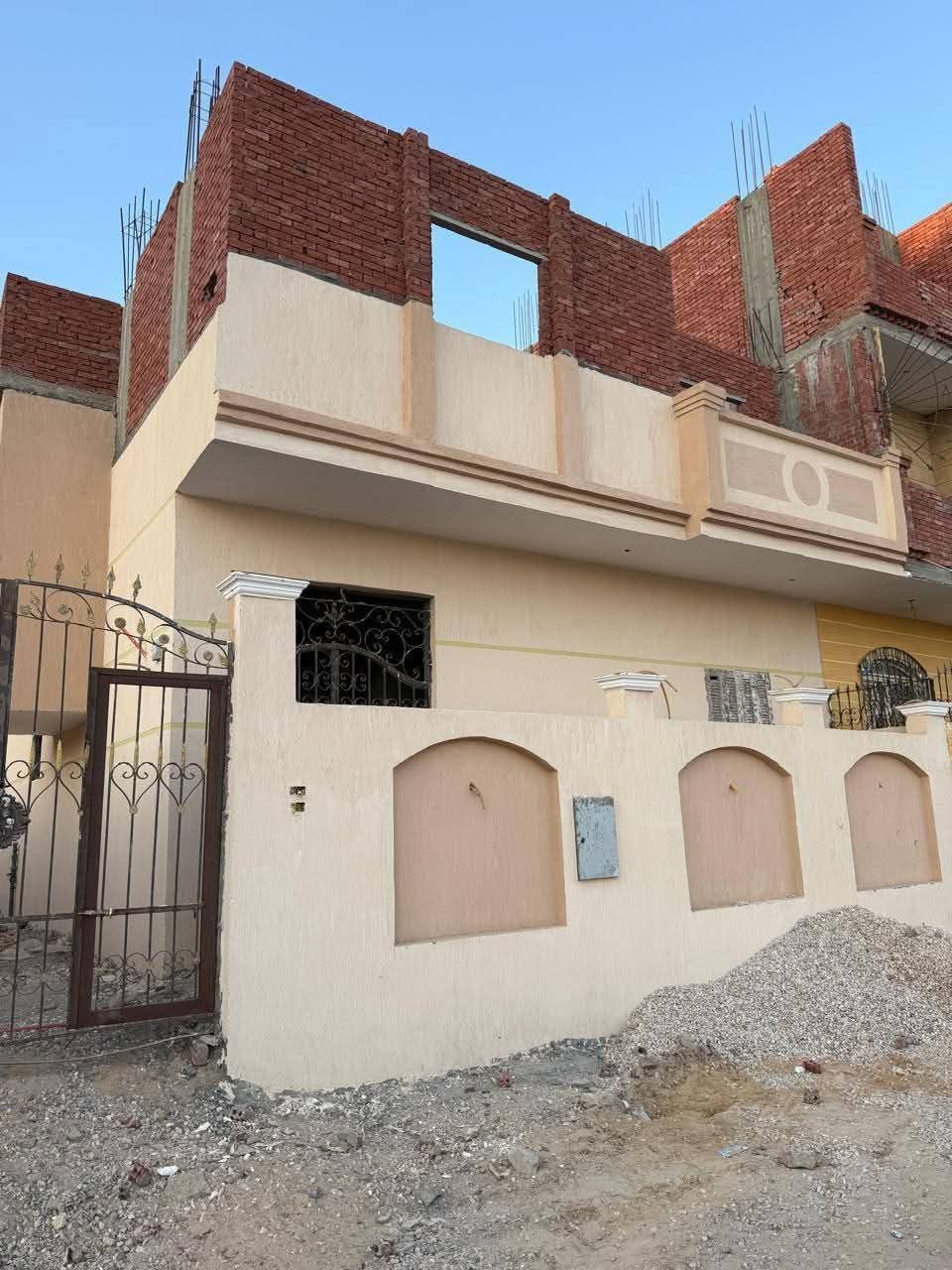 بيت للبيع بالحي 13مجاورة  85 مساحه 209متر فيوو مفتوح غير مجروح دورين
