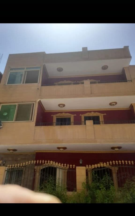 بيت للبيع بالمجاورة 24 مساحه 200م ثلاث أدوار مع بدروم مرتفع