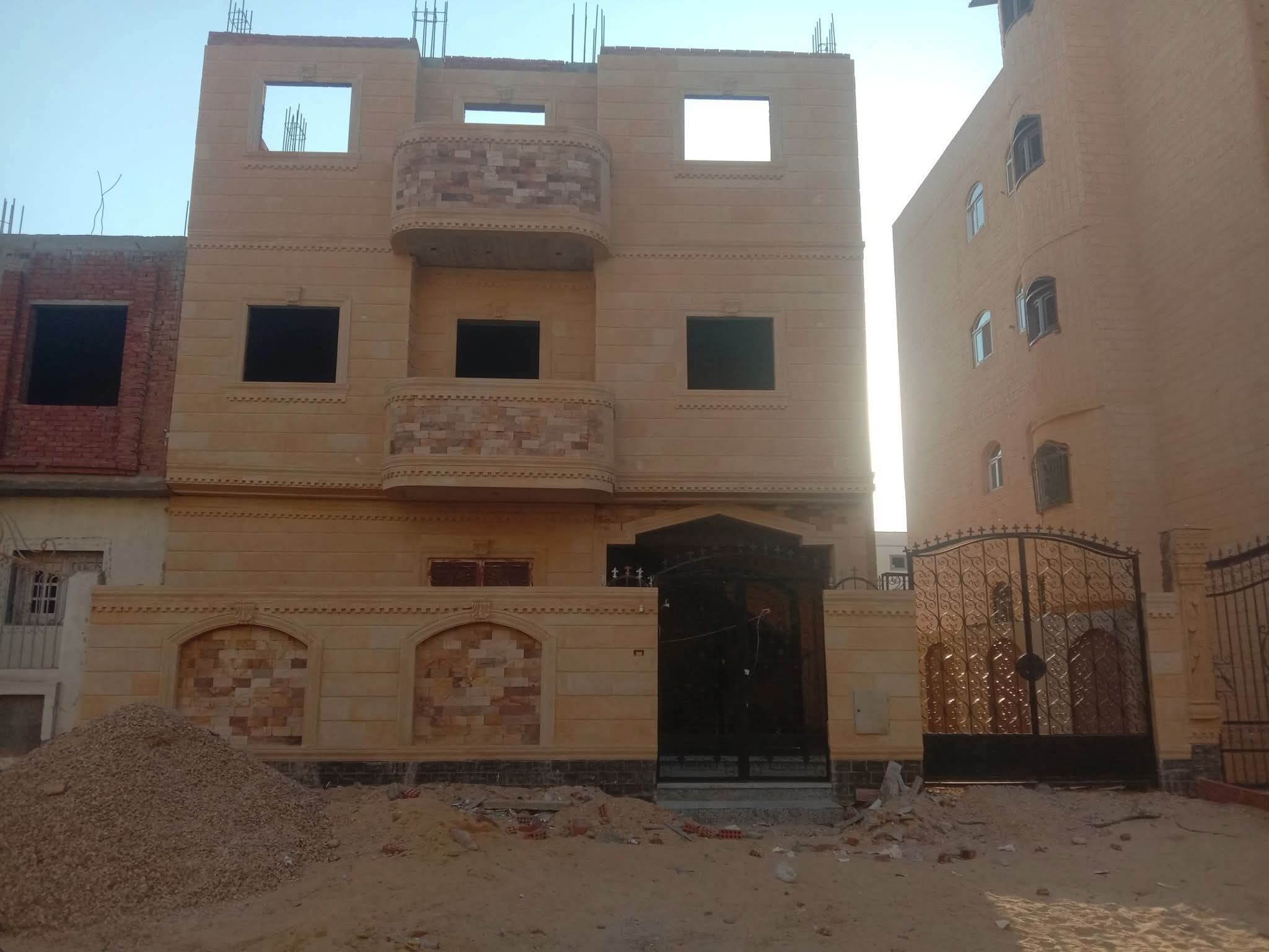 للبيع بيت بالحي 15  مجاورة 99 مساحه 276متر دورين والثالث علي السقف واجهه بحري شرقي