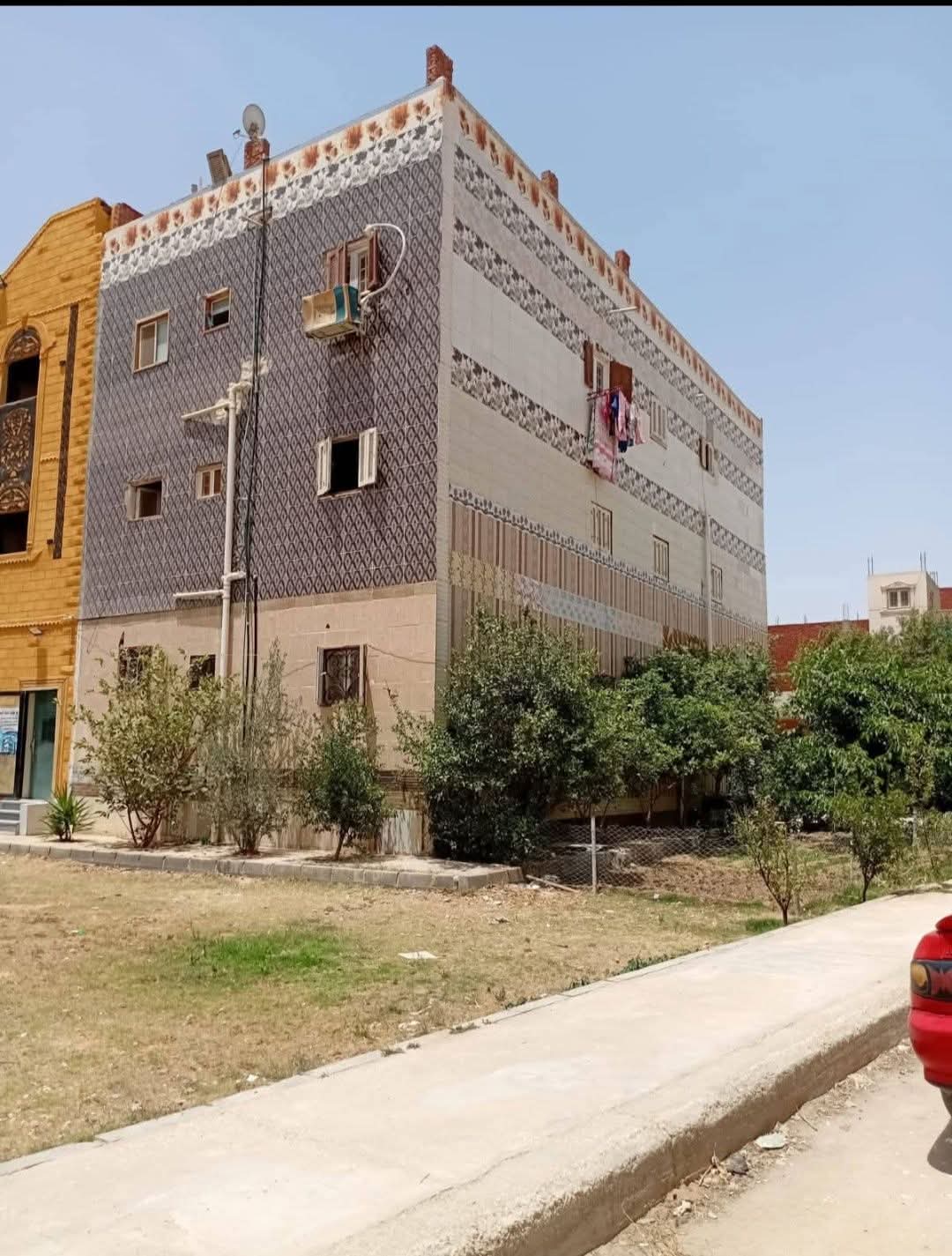 للبيع بالحي العاشر منزل مساحه 150م البيت ثلات  ادوار ثلاث وجهات متشطبين سوبر لوكس