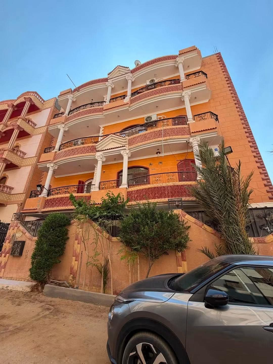 ببت في المجاوره 32 مساحه ارضي وتلاته أدوار  276 م تشطيب كامل