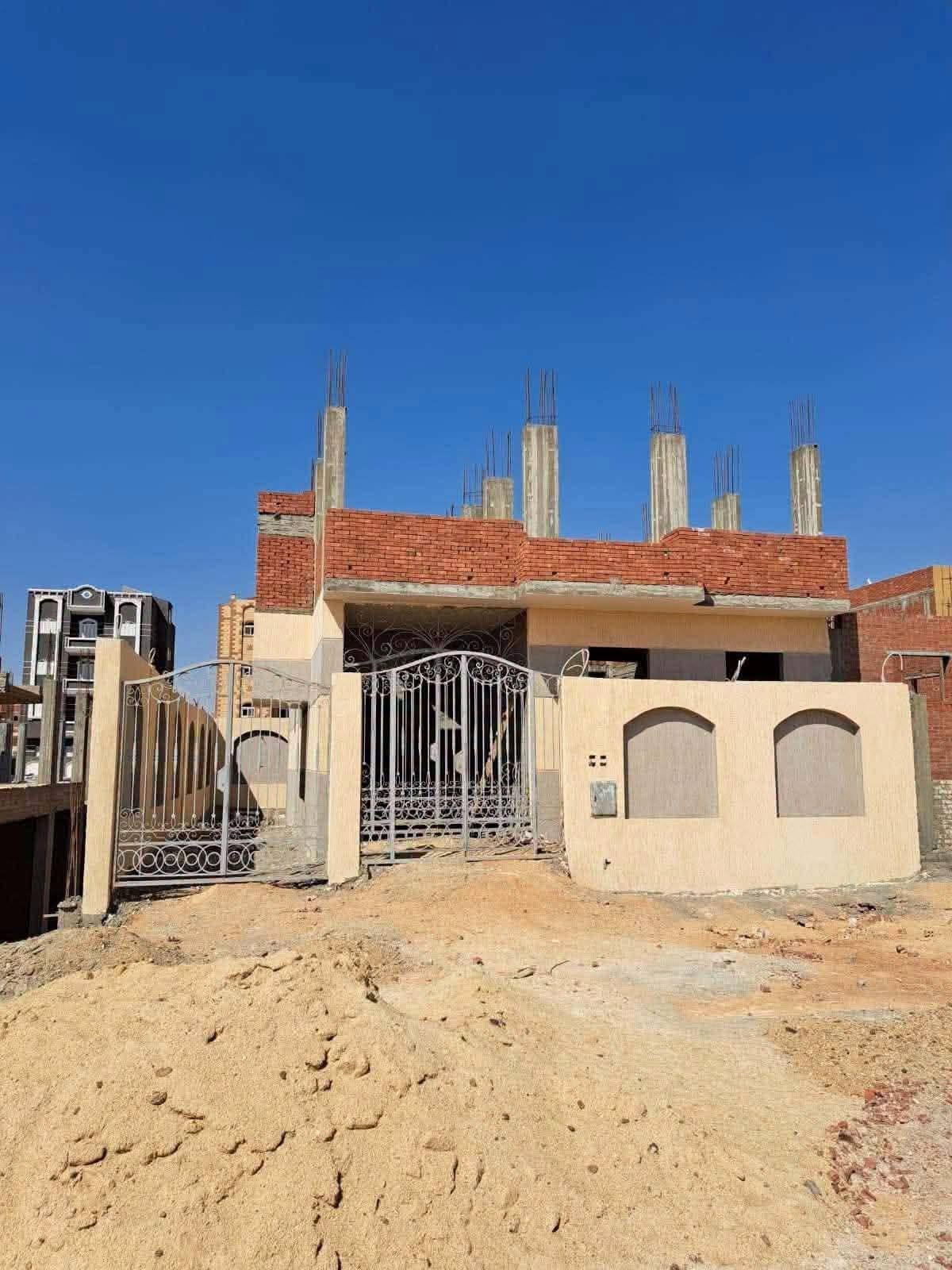 بيت للبيع مساحه 276 م  دور وعمدان التاني متشطب وجهه بالحي 29 مجاوره4