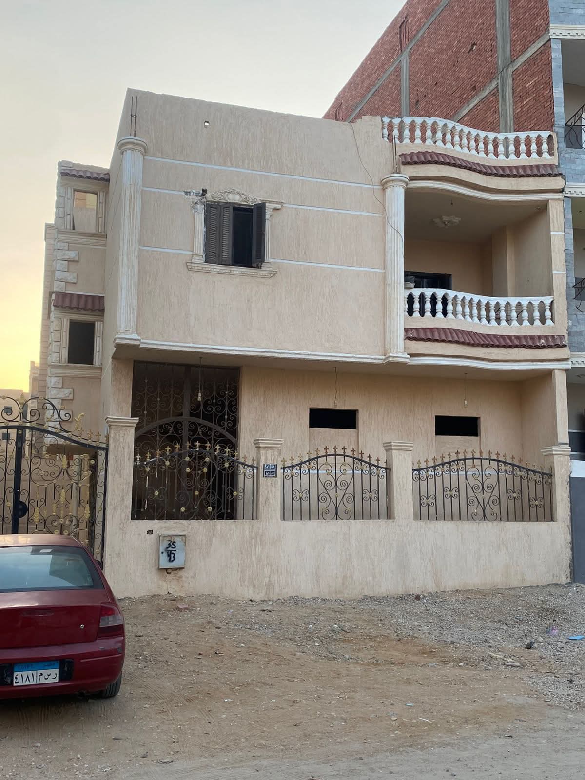 بيت للبيع في المجاوره 80 مساحه 209 م  دورين تشطيب وجهه من برا