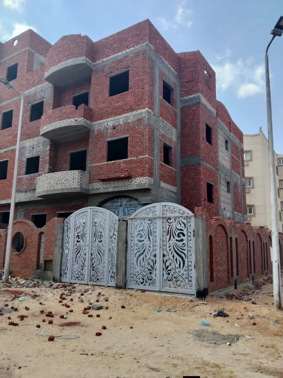 بيت للبيع بالحي 28 مجاوره 1 مساحه 276متر موقع مميز