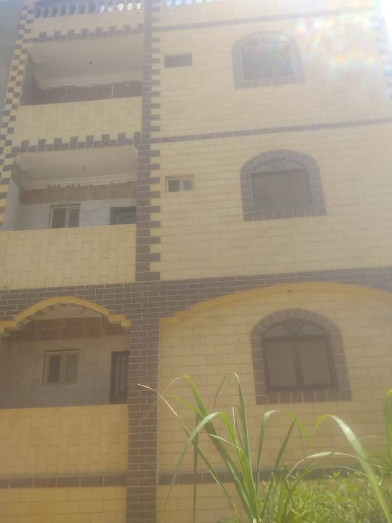 للبيع  منزل مساحه 150 متر بالحي 12 ثلاث ادوار ثلاث وجهات