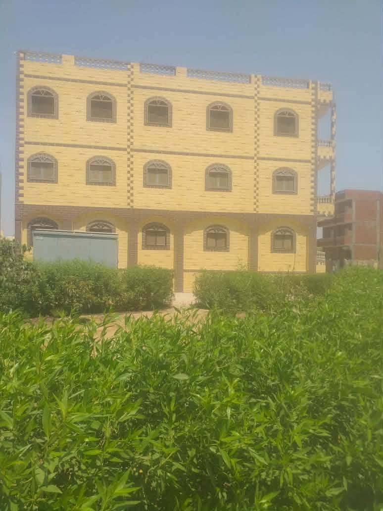 للبيع  منزل مساحه 150 متر بالحي 12 ثلاث ادوار ثلاث وجهات