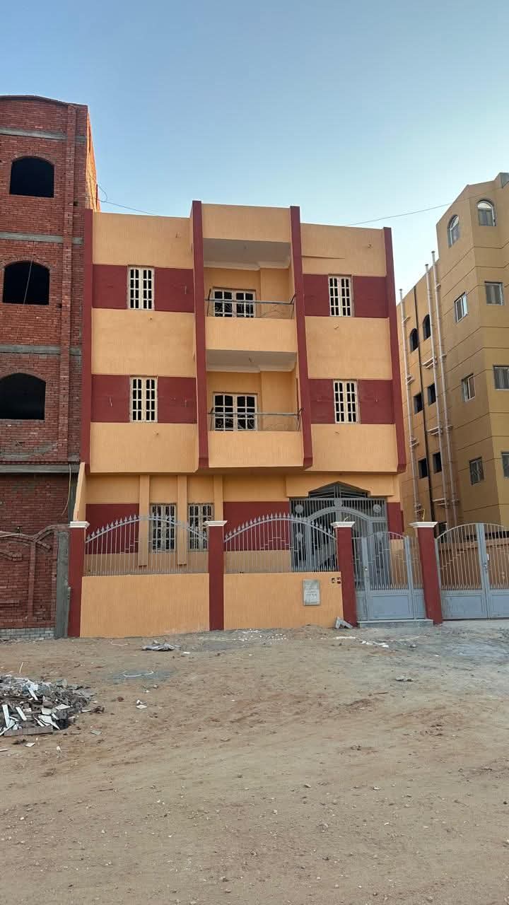 بيت للبيع الحي 32، مجاورة 1  العاشر من رمضان مساحه 276متر بدروم و ثلاث ادوار