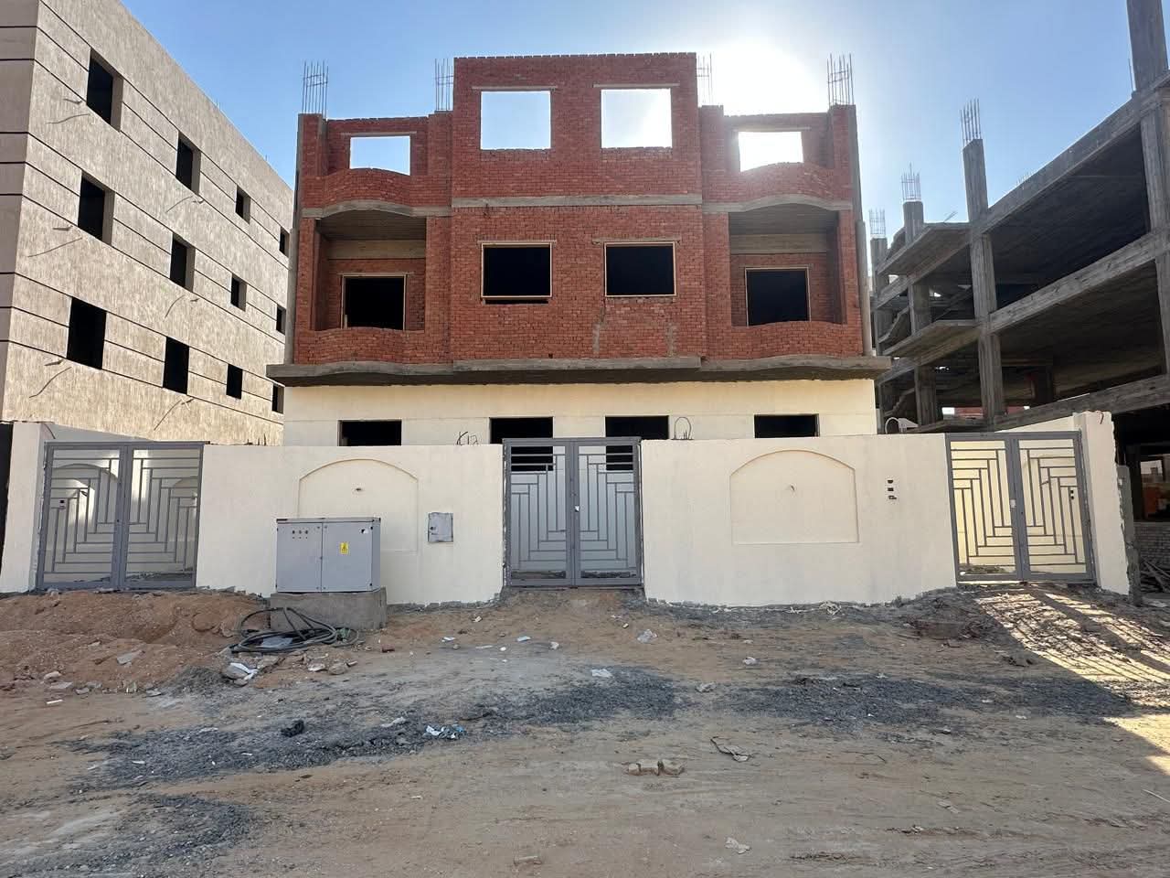 للبيع بيت في الحى 26الاسبانى مجاوره 2 مساحه 505م دورين والدور الثالث واقف علي السقف