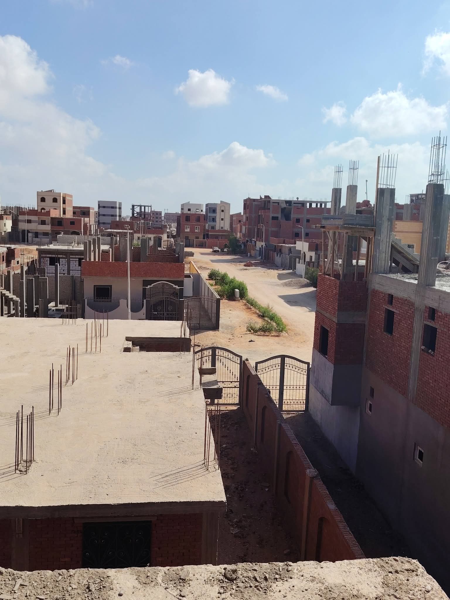 بيت للبيع في العاشر من رمضان  الحي 30 مجاوره 4مساحه 209م ثلاث أدوار
