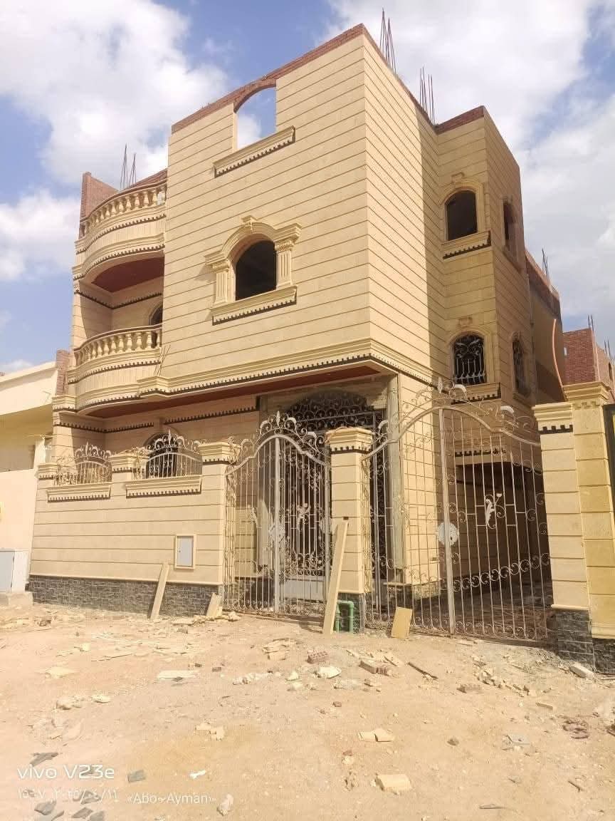 بيت للبيع الحي 29  مجاورة 1 مساحه 209 ثلاث أدوار