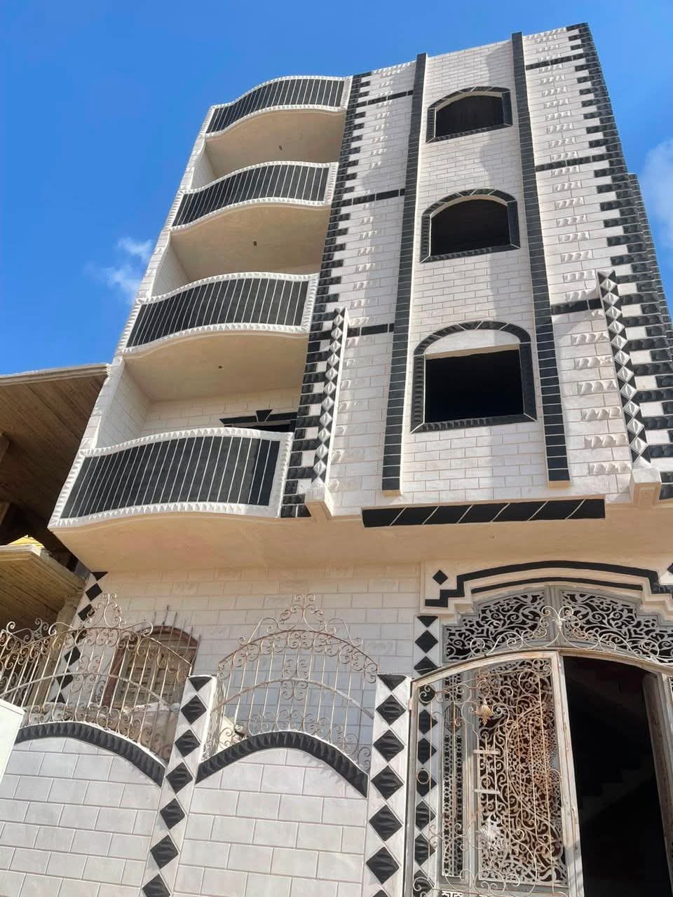 بيت للبيع في الحي 13  المجاورة 85 | الحي اليوناني أربع أدوار و بدروم