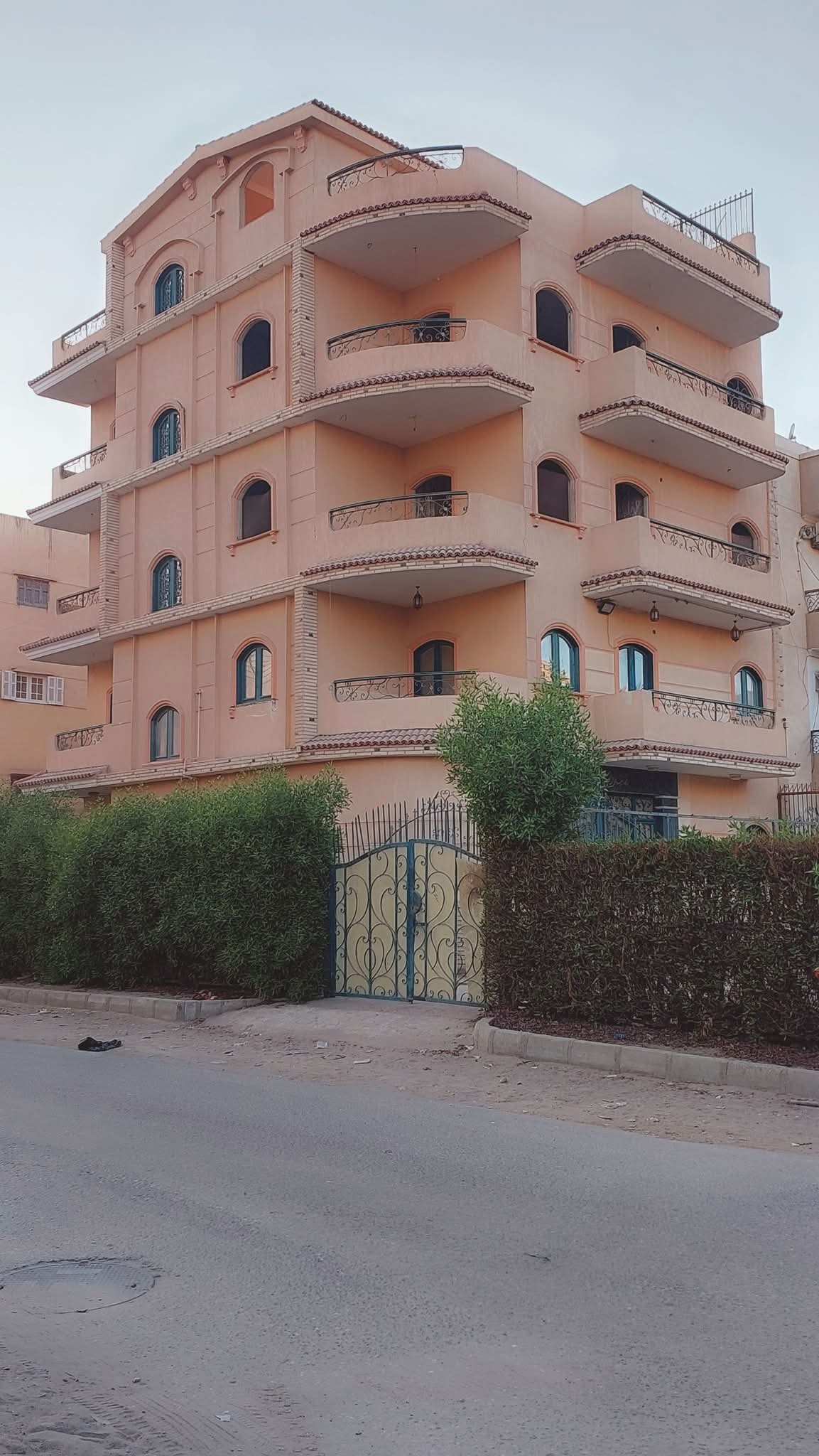 يوجد منزل للبيع مجاوره 24 مساحة 190م  ثلاث نواصى اربع ادوار